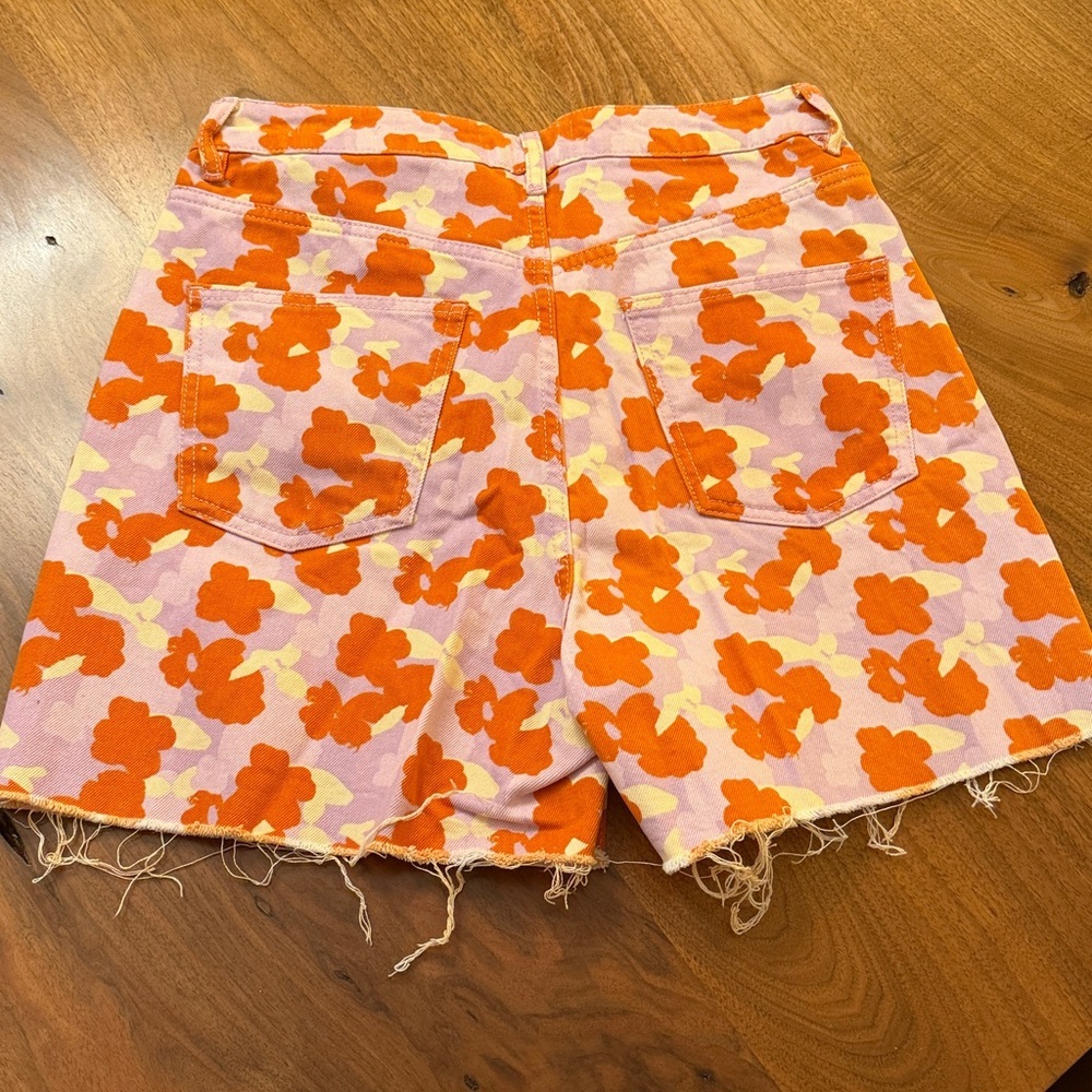 Zara The 90's denim jean shorts in a poppy print 
Size 6 - Picture 5 of 5